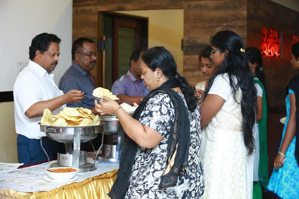 Qik Stay @ S.K. Continental Mysore Buitenkant foto