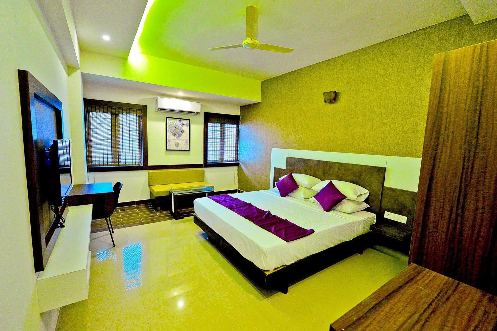 Qik Stay @ S.K. Continental Mysore Buitenkant foto